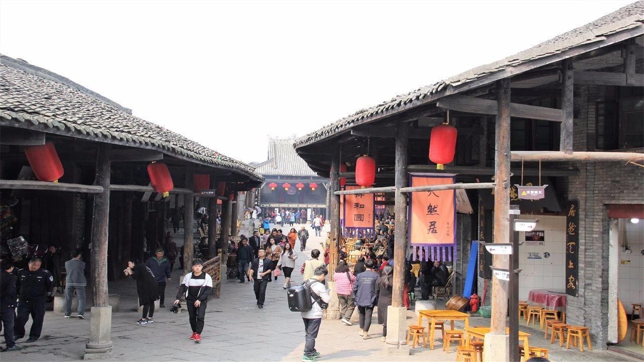 80后女教师“神仙”板书走红,画面太美学生舍不得擦,网友:艺术品!
